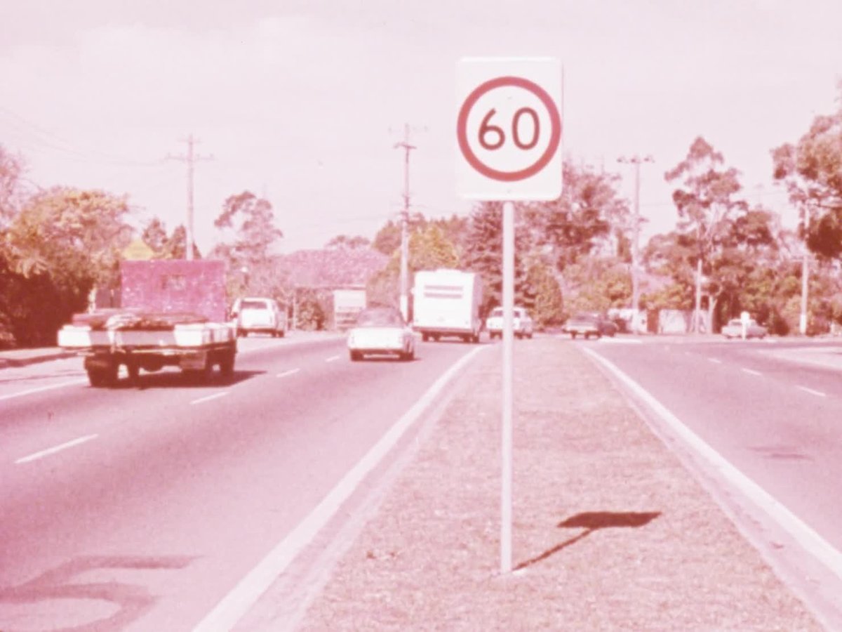 A still image from Ask an Australian about driving [Italian version]