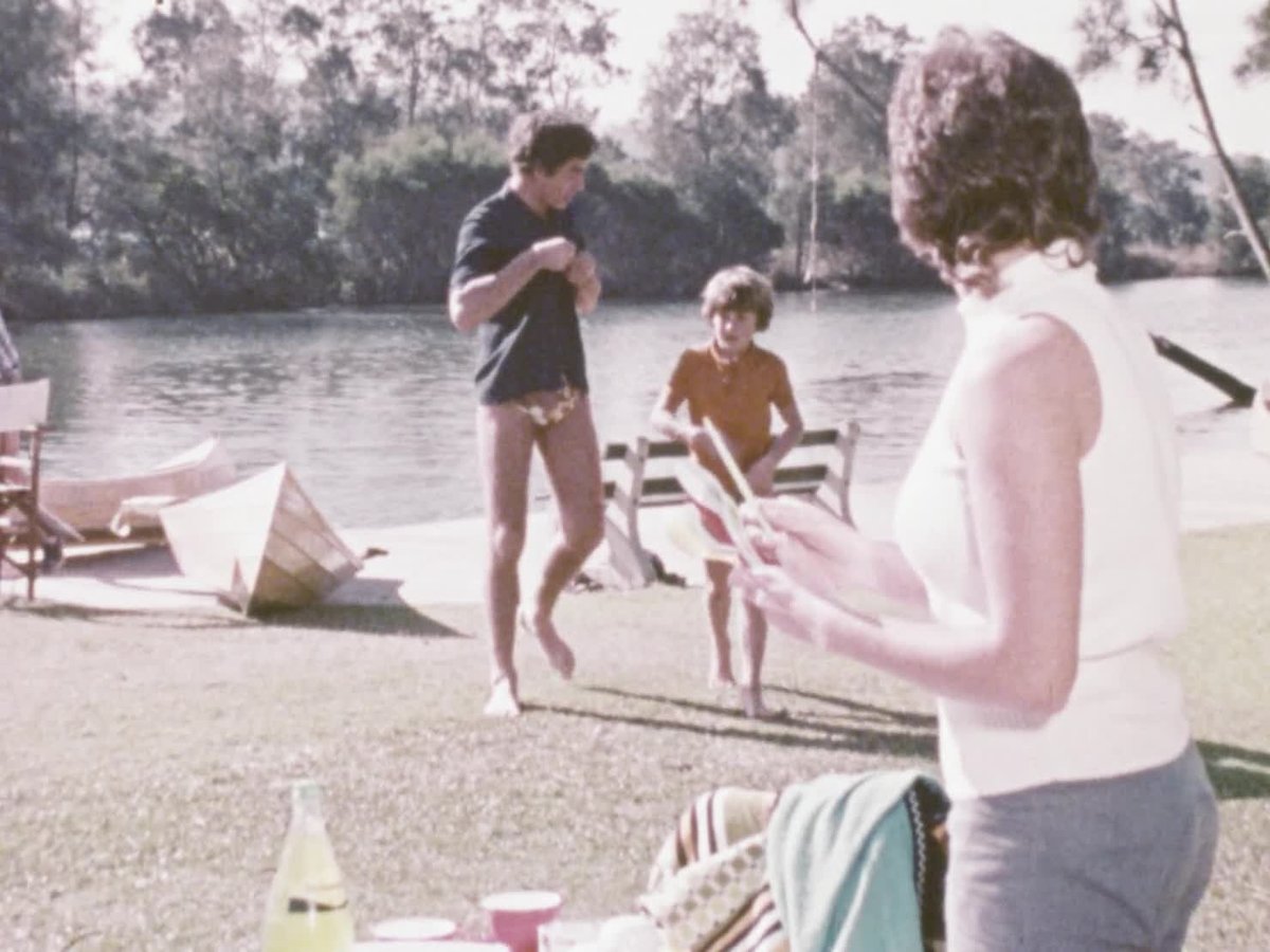 A still image from Ask an Australian about still water swimming [Italian version]