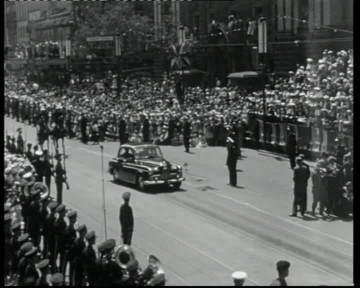 Melbourne city parade thumbnail image.